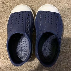 Native navy blue toddler shoes - barely worn